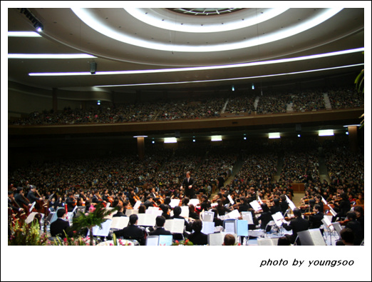 1만5000석의 공연장을 가득 메운 관람객들이 서울시향의 연주에 푹 빠져있는 모습 